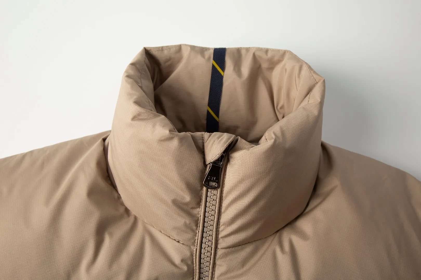 P460 White background picture [Popular in winter] Style number: 25118# Color: Black/Navy/Apricot/Sand Brown Size: S-XL - Ralph Lauren/Ralph Lauren 2025FW Popular winter items stand-up collar multi-zip three-proof GorHam vest down vest - 0.15 grid nylon coating on the face for light three-proof built-in 360T anti-drilling velvet coated gallbladder - corn tooth high-quality resin zipper Five large and small partition zippers on the whole body. Separate mold opening - original mold opening with originality. Full set of customized accessories. 100% detail processing - RL Ralph Lauren classic best-selling small label down vest. Best-selling offline in North America and out of stock all year round. Black and blue basic two-color. 25 new with apricot brown two-color. Simple and versatile. Double internal and external zippers. Very practical. Elastic elastic cord at the hem. Free elastic adjustment. 350 grams of zoned down filling. Warm and comfortable. Warm for winter.